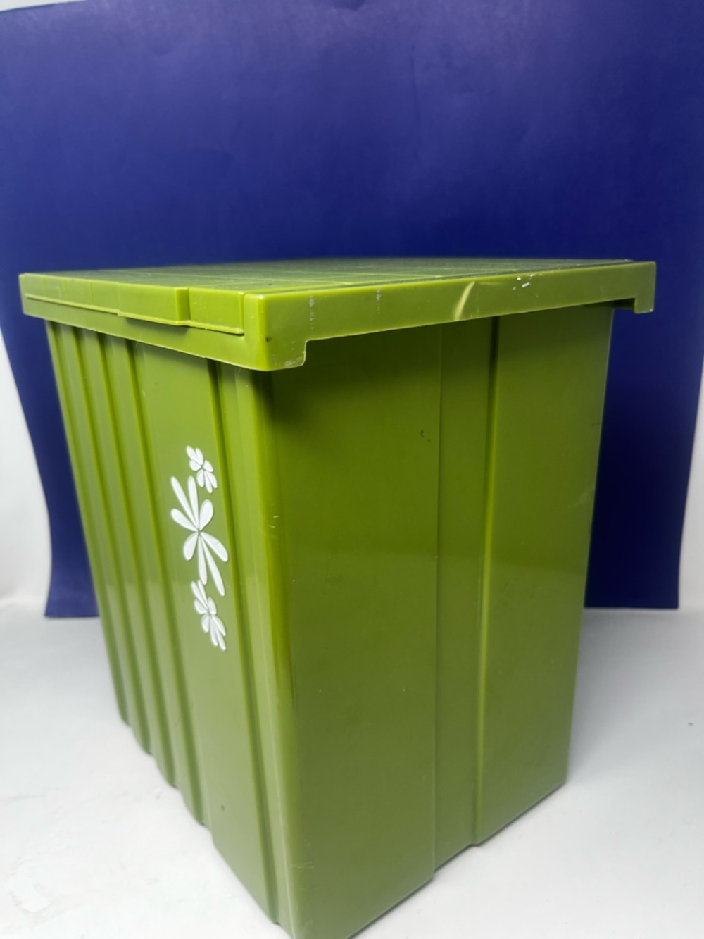1960’s Fesco Y-123 Avocado Green Flip lid Wastebasket - Picture 5 of 10